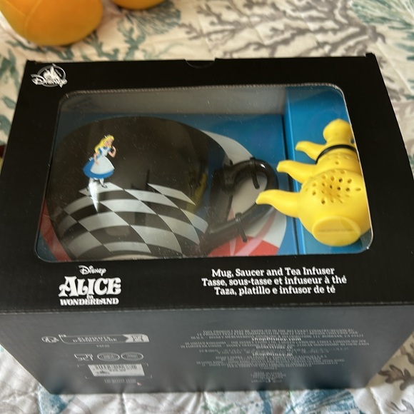 Disney’s Alice in Wonderland mug, saucer, and tea infuser with Aliceand rabbit - Picture 9 of 10
